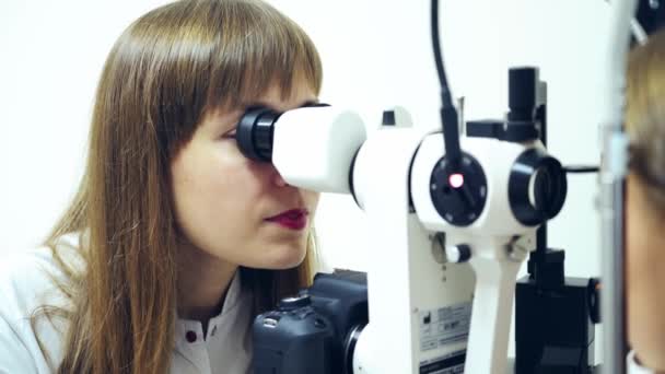 Médica Verificar Olhos Paciente Dispositivo Oftálmico Médico Para Exame Ocular — Vídeo de Stock