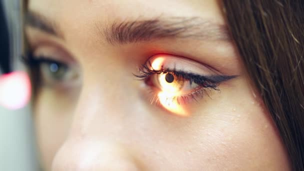 Wanita Muda Memeriksa Matanya Pada Dokter Cahaya Terang Bersinar Dalam — Stok Video