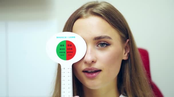 Ophthalmology Concept Young Wanita Menutupi Matanya Satu Satu Selama Kunjungannya — Stok Video