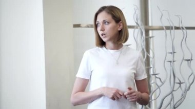 Seminerde güzel genç bir bayan konuşuyor. Toplantıyı konferans salonunda kadın lider yönetiyor. Sahnede başarılı bir eğitmen..