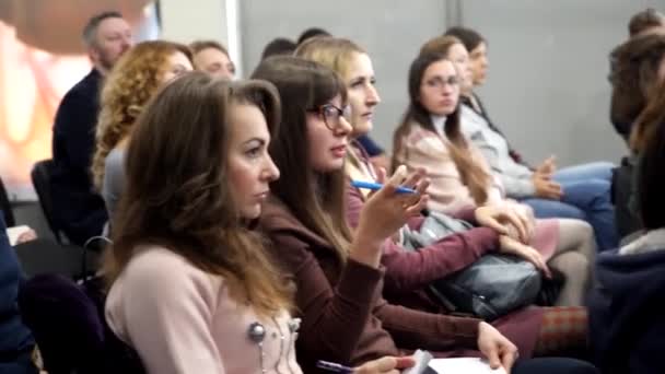 Ouvintes Fórum Moderno Jovens Mulheres Estão Sentadas Audiência Ouvindo Discurso — Vídeo de Stock