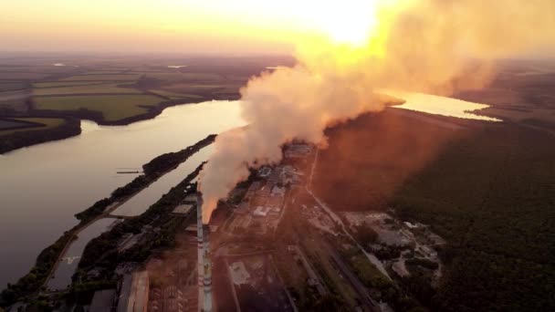 Вид Воздуха Завод Среди Природы Промышленные Трубы Загрязняют Атмосферу Дымом — стоковое видео