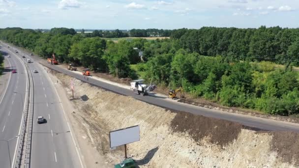 新しいアスファルト道路の道路工事 夏に道路建設に取り組む近代的な機械 空中風景 — ストック動画
