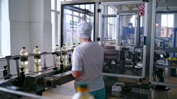 Interior Dari Pabrik Otomatis Produksi Minyak Olahan Pekerja Perempuan Berseragam — Stok Video
