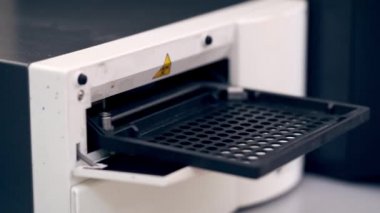 Laboratuvarda otomatik makine var. Farmakolojide modern aletler. Örnekleri teşhis etmek için özel bir aygıt.