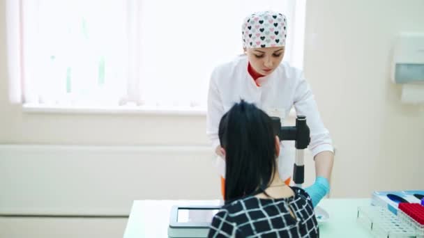 Donante Donando Sangre Enfermera Sacando Sangre Del Brazo Del Paciente — Vídeos de Stock