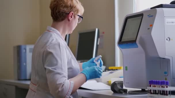 穿着医疗制服的妇女用血样工作 在实验室测试样品分析的现代设备 医疗概念 — 图库视频影像