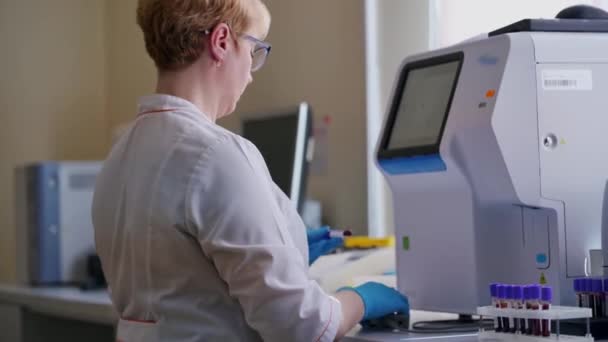 Laboratoriummedewerker Een Modern Microbiologisch Kabinet Zijaanzicht Van Een Vrouw Medisch — Stockvideo