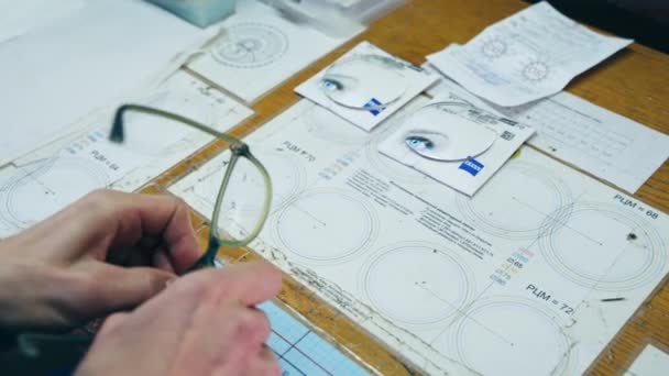 Laboratuvarda Teknisyen Gözlükle Çalışıyor Masadaki Eski Gözlüklerden Cam Çıkaran Bir — Stok video