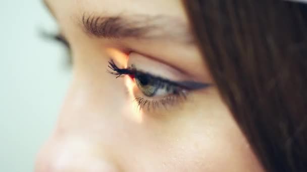 Vista Lateral Olho Mulher Laser Brilhando Olho Paciente Durante Exame — Vídeo de Stock