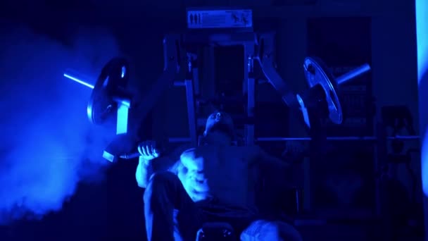 Sportman Training Simulator Shirtloze Atleet Doet Zijn Training Sportclub Knappe — Stockvideo