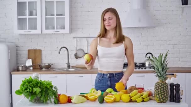 Porträtt Vacker Flicka Köket Vegetarisk Kvinna Med Ekologisk Frukt Glad — Stockvideo