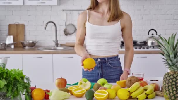 Jovem Com Corpo Muscular Cozinha Malabarismo Feminino Desportivo Com Frutas — Vídeo de Stock