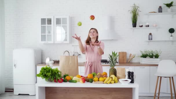 Sorrindo Mulher Com Maçãs Frescas Feliz Dona Casa Perto Mesa — Vídeo de Stock