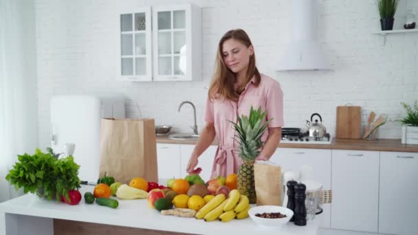 Młoda Kobieta Kuchni Świeże Owoce Warzywa Stole Diety Ekspresyjna Kobieta — Wideo stockowe