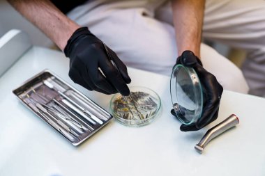 Dişçi aletleri. Diş sigortası, diş sağlığı konsepti. Mavi arkaplan üst görünüm kopyalama alanı