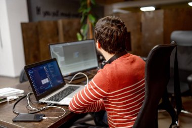 İş yerindeki genç programcı. Girişim işi. Program geliştirme konsepti. Kodlama teknolojileri