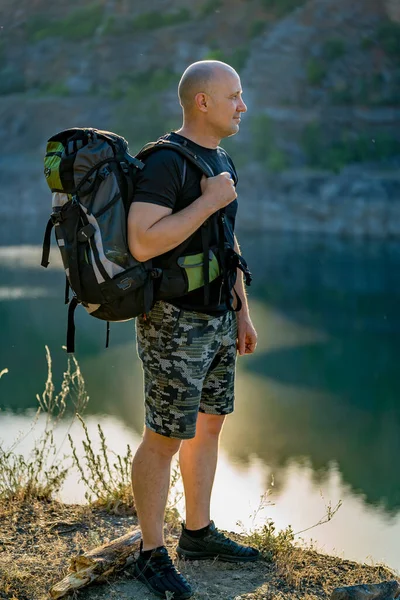 Tourist Mit Rucksack Auf Den Schultern Steht Auf Einem Felsen — Stockfoto