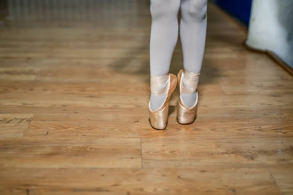 Pernas Uma Pequena Bailarina Balé Ouro Sapatos Meias Brancas Posando — Fotografia de Stock