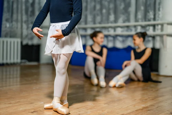 Cute Little Ballerina Estudio Danza Posponiendo Entrenando Con Equipo Ballet —  Fotos de Stock
