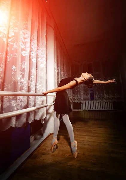 Elegante Bailarina Joven Vestido Negro Está Pie Sobre Sus Puntas —  Fotos de Stock