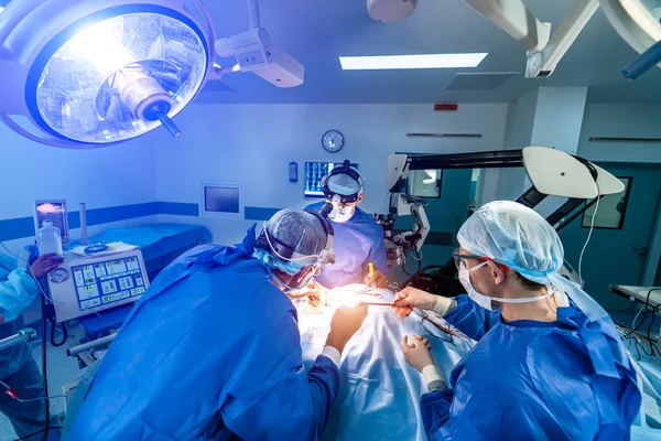 Processo Operação Cirurgia Trauma Grupo Cirurgiões Centro Cirúrgico Com Equipamento — Fotografia de Stock