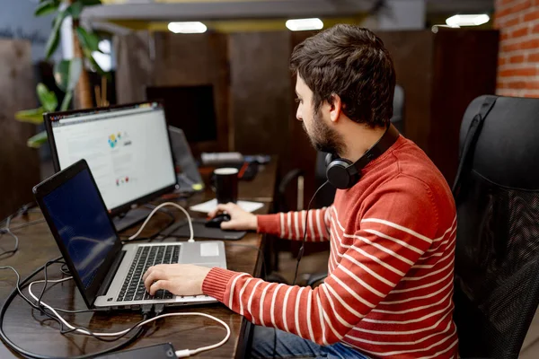 Ofiste çalışan yakışıklı genç bir programcı. Programlama ve kodlama teknolojileri geliştiriliyor.