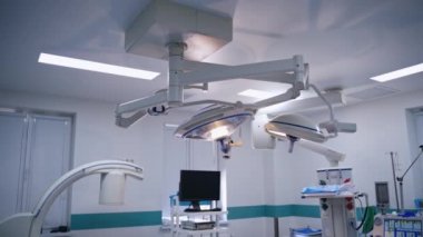 Klinikteki modern tıbbi ekipmanlar. Gelişmiş hastanedeki ameliyathanede yenilikçi ekipmanlar. Tıbbi bakım.