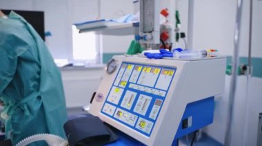 Doktor ameliyata başlıyor. Modern ameliyathanede ameliyat yapan bir grup uzman. Hastanede yenilikçi ekipman.