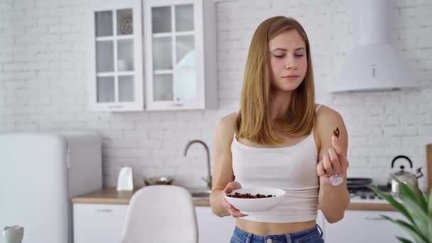 Giovane Donna Che Mangia Casa Bella Femmina Piedi Nella Cucina — Video Stock