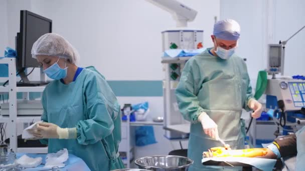 Verpleegster Assisteert Chirurg Tijdens Operatie Professionele Arts Medische Uniformen Voert — Stockvideo