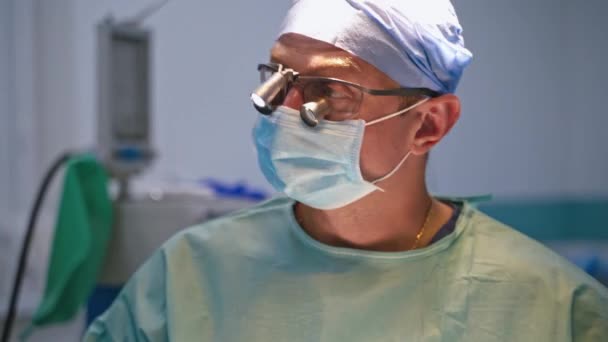 Portrait Médecin Masqué Médecin Spécialiste Des Lunettes Spéciales Dans Salle — Video