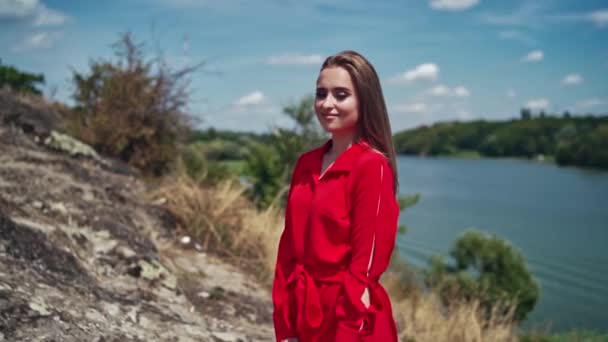 Retrato Uma Mulher Bonita Fundo Natureza Modelo Jovem Atraente Vestido — Vídeo de Stock