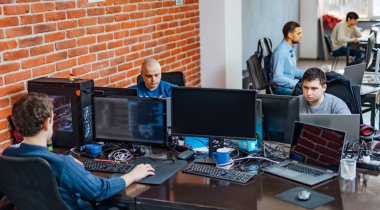 Projede çalışan ve şirket içinde programlama yazılım mühendisleri. Web sitesi tasarımı. Beyin fırtınası kavramı.