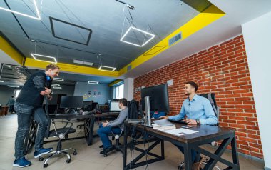 Ofiste ekip olarak çalışan iş adamları ve yazılım geliştiricileri..