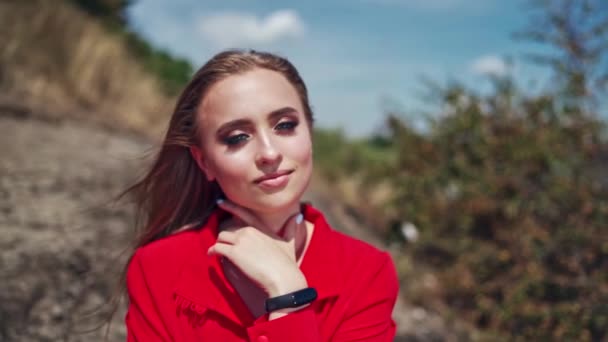 Porträtt Ung Modell Naturen Ansikte Attraktiv Kvinna Poserar Till Kameran — Stockvideo