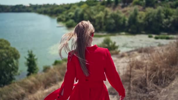 Een Langharige Vrouw Natuurlijke Zomerachtergrond Mooie Jongedame Die Een Zonnige — Stockvideo