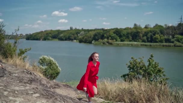 Mulher Feliz Desfrutando Natureza Verão Menina Bonita Vestido Vermelho Correndo — Vídeo de Stock