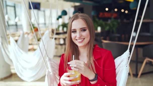 Retrato Mujer Joven Sonriente Hermoso Modelo Con Maquillaje Perfecto Sentado — Vídeo de stock