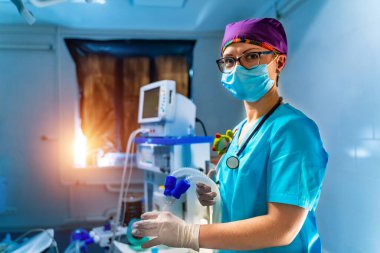 Sağlık çalışanı. Yoğun bakımda çalışan doktorlar. Ciğerlerin oksijen ile havalandırılması..