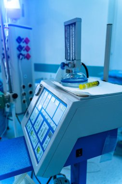 Tıbbi vantilatör. Zatürree teşhisi konulmuş yoğun bakım ünitesi..