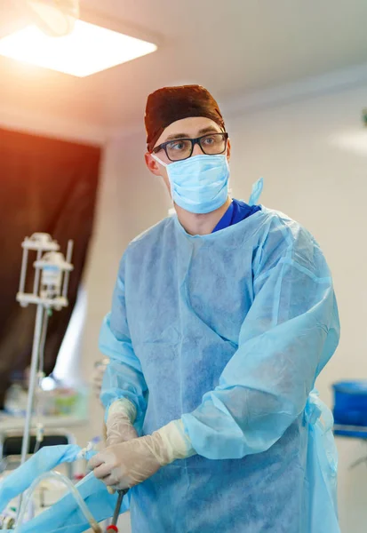 Portret Van Een Mannelijke Chirurg Operatiekamer Arts Scrubs Medisch Masker — Stockfoto