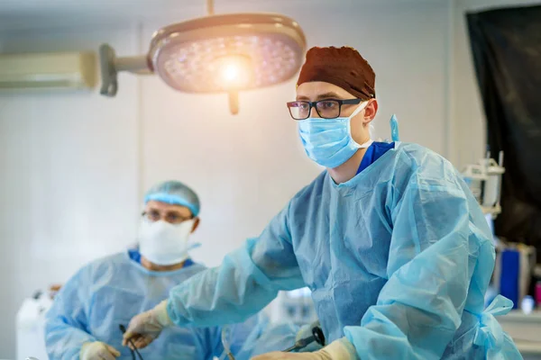 Műtét Folyamata Orvosi Felszereléssel Sebészek Csoportja Műtőben Sebészeti Felszereléssel — Stock Fotó