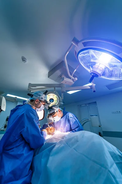 Tıbbi Ekipman Kullanılarak Ameliyat Işlemi Ameliyathanede Iki Cerrah Ameliyat Ekipmanları — Stok fotoğraf