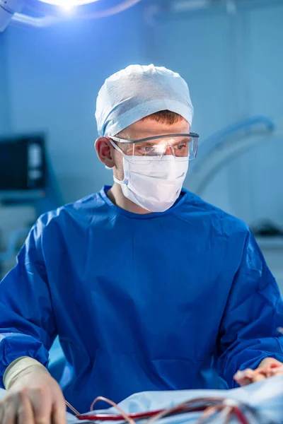 Portret Van Een Mannelijke Chirurg Operatiekamer Arts Scrubs Medisch Masker — Stockfoto