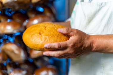 Lezzetli taze ekmek tutan adam, yaklaşın.