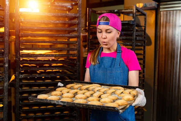 Vacker Tjej Kockuniform Kvinnlig Bagare Som Håller Plåt Med Bakverk — Stockfoto