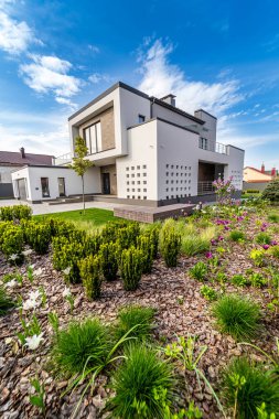 Açık verandası ve garajı olan güncel bir ev. Modern mimari.