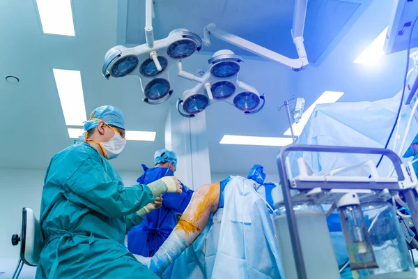 Processo Operação Cirúrgica Cirurgiões Centro Cirúrgico Com Equipamento Cirúrgico Antecedentes — Fotografia de Stock