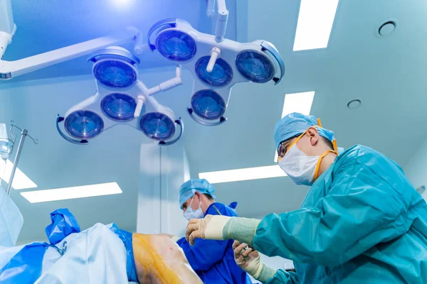 Sebészek Csoportja Műtőben Sebészeti Felszereléssel Orvosi Háttér Szelektív Fókusz — Stock Fotó